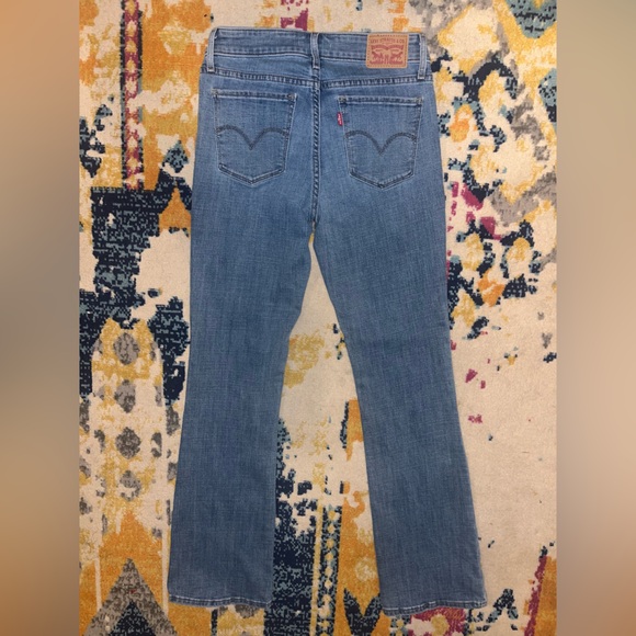 Levi's Classic Blue Jeans with Red Tag - Picture 2 of 6